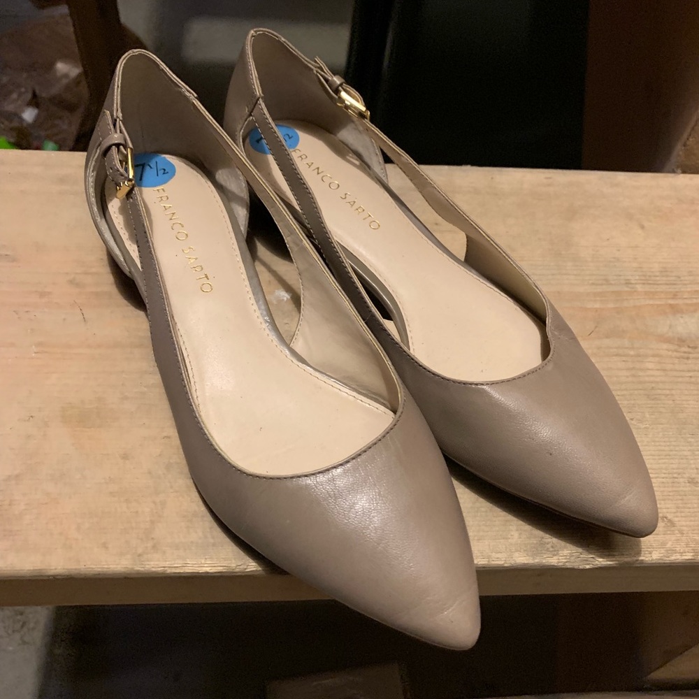 Women’s flat dress shoe